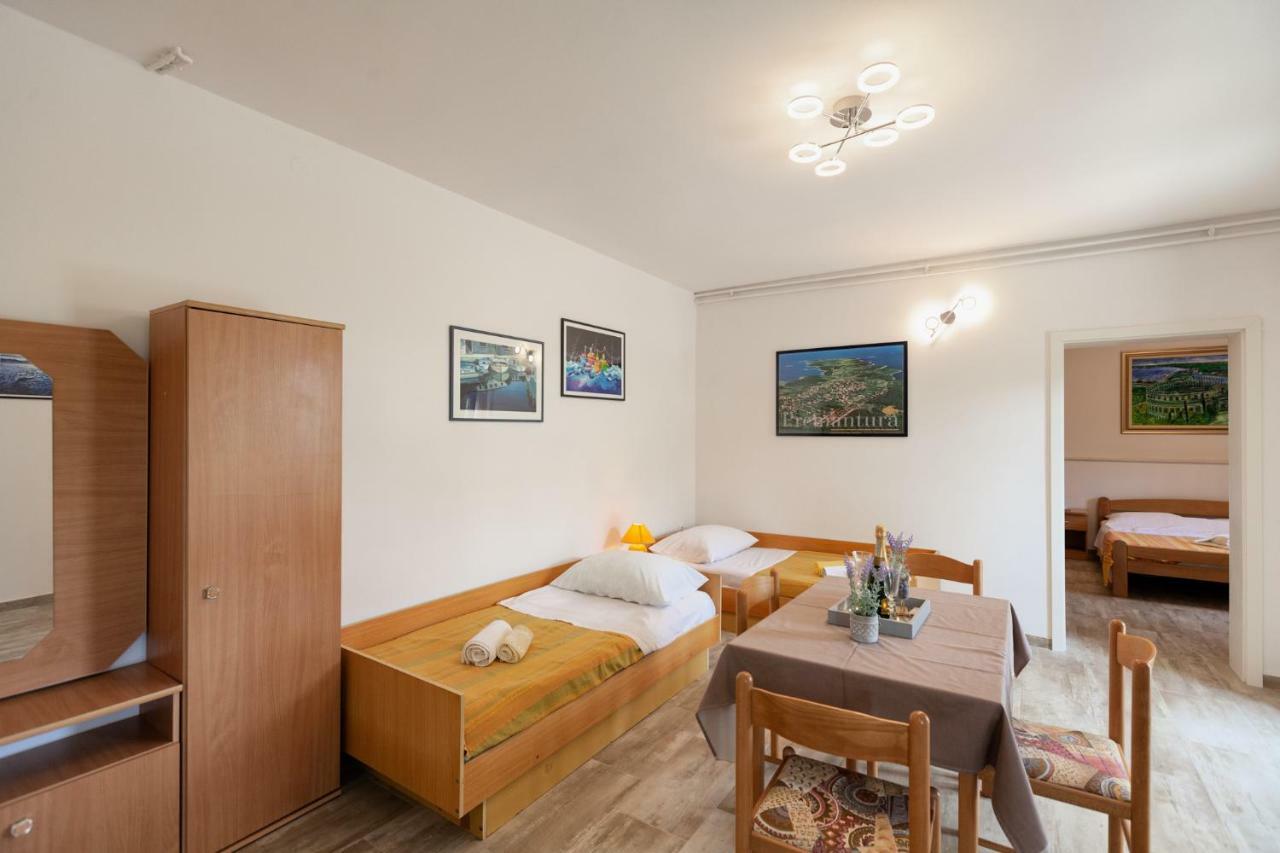 Apartment Ema Premantura Buitenkant foto