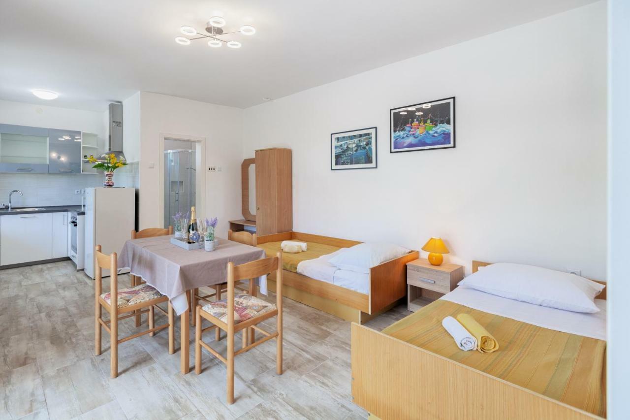 Apartment Ema Premantura Buitenkant foto