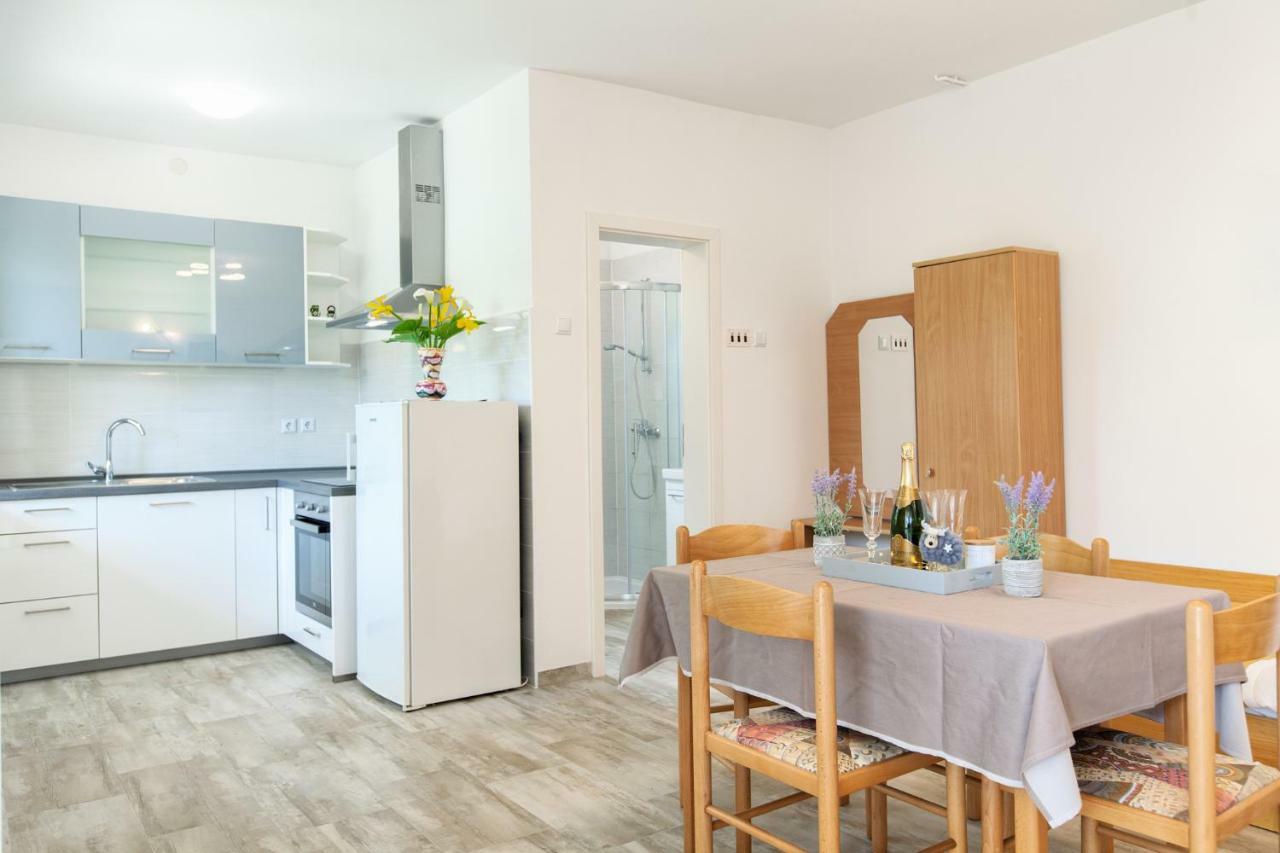 Apartment Ema Premantura Buitenkant foto
