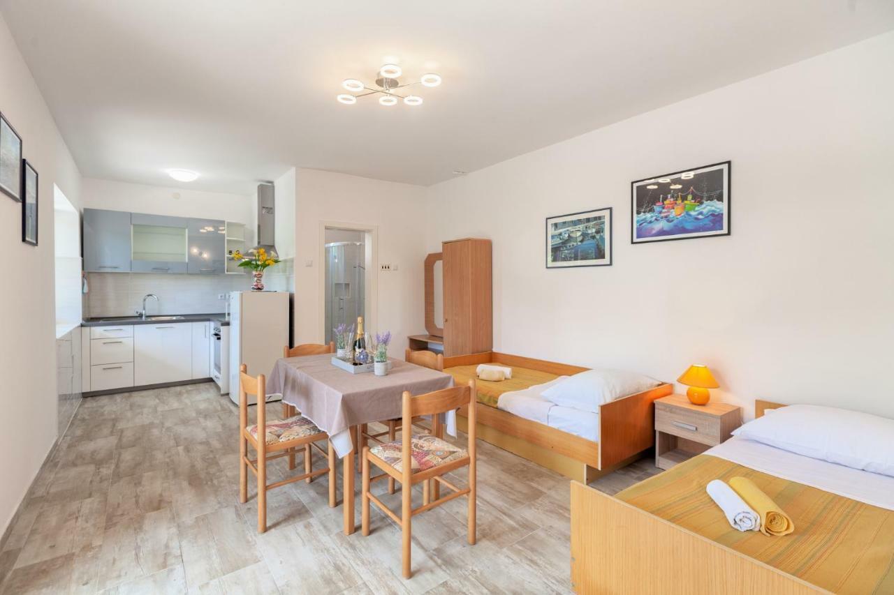 Apartment Ema Premantura Buitenkant foto